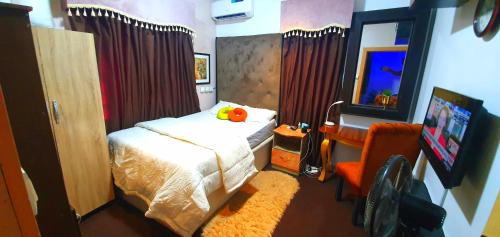 um quarto com uma cama com uma fruta em House of Dioma Apartments, Kubwa em Abuja