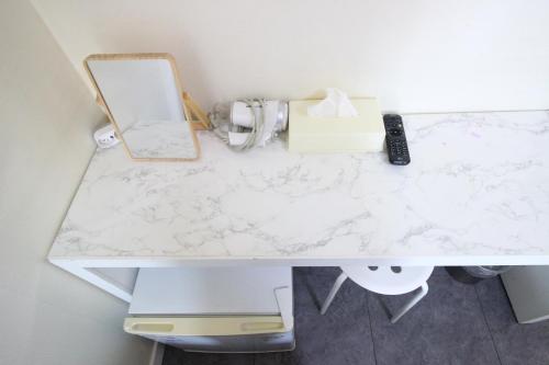 - un bureau en marbre blanc avec un téléphone dans l'établissement Stay in Blue, à Séoul