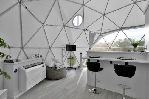 Posezení v ubytování Private Luxury Glamping Geo Dome W Hot Tub