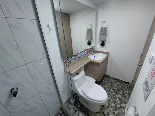 a bathroom with a toilet and a sink and a shower at Tranquilo Apartamento Central Cerca a la Playa Puerto Colombia in Puerto Colombia