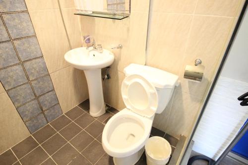 un piccolo bagno con un water e un lavandino di Stay in Blue a Seul