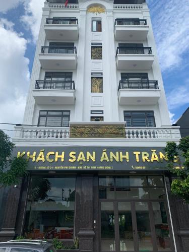 un edificio blanco con una señal que readshash tren san amir en Khách sạn Ánh Trăng, en Lạng Sơn