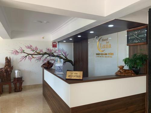 a lobby of a restaurant with a reception counter at Khách sạn Ánh Trăng in Lạng Sơn