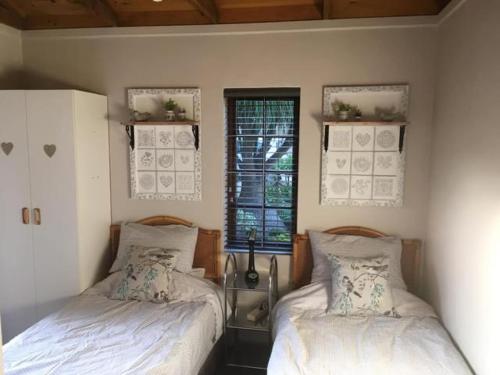 - une chambre avec 2 lits et 2 fenêtres dans l'établissement Aan de weg, au Cap