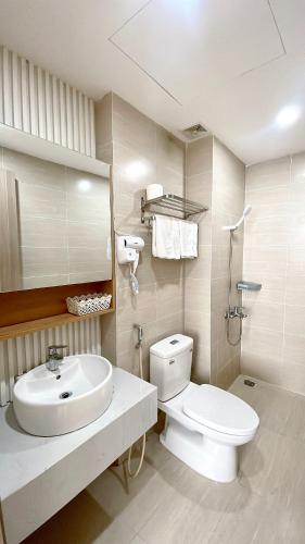 a bathroom with a white toilet and a sink at Amy Apartment in Nera Garden Hue in Thôn Văn Dương