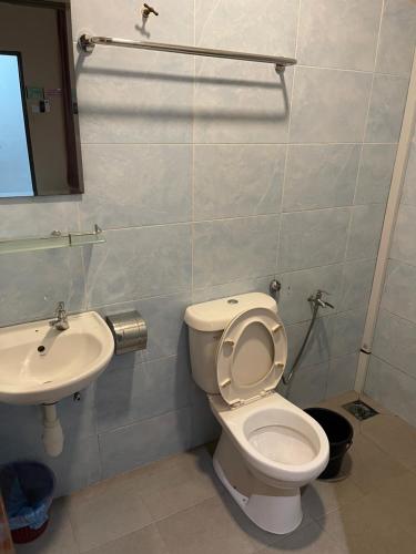 a bathroom with a toilet and a sink at GOLDEN GUEST HOUSE KUANTAN in Kuantan