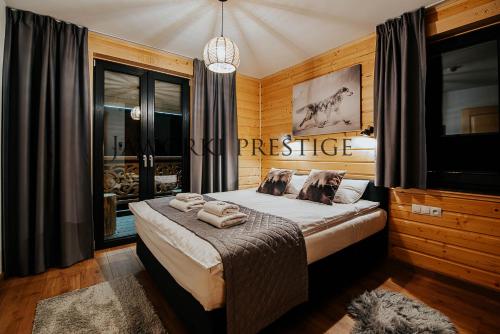 1 dormitorio con 1 cama con toallas en Jaworki Prestige SPA, en Jaworki