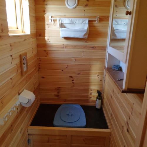 a tiny house with a toilet and a sink at Countrycabin Bergslagen stuga in Ramsberg