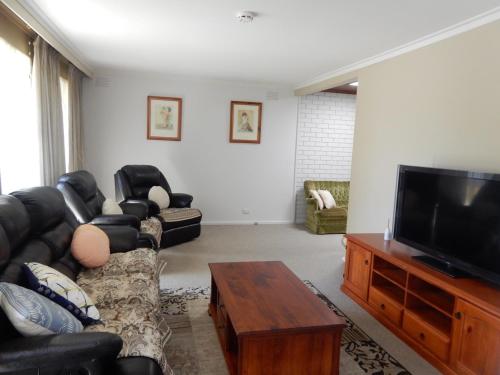 TV a/nebo společenská místnost v ubytování Millie’s cottage