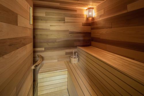 eine Sauna mit Holzwänden und Holzböden in der Unterkunft Apartmán Nežichov 2 U Polocka in Toužim