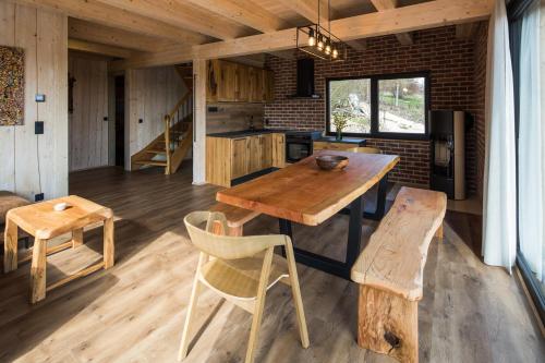 - une cuisine avec une table et des chaises en bois dans l'établissement Apartmán Nežichov 2 U Polocka, à Toužim