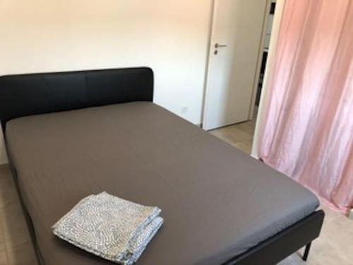 Ce lit se trouve dans un dortoir doté d'un cadre de lit noir. dans l'établissement T3 climatisé à 10 min des plages, à Perpignan