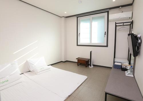 Zimmer mit weißen Wänden und einem Fenster in der Unterkunft Casa Mini Hotel in Gyeongju
