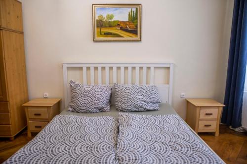 ブダペストにあるLinden Apartmentのベッドルーム1室(大型ベッド1台、ナイトスタンド2台付)