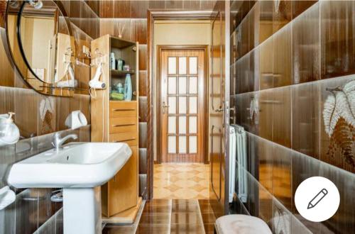 ein Bad mit einem Waschbecken und einem Spiegel in der Unterkunft Le stanze di Nonna Maria in Palermo