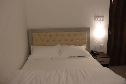 Una cama o camas en una habitación de Paradise Inn