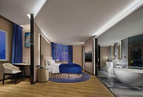 - une chambre d'hôtel avec un lit et une baignoire dans l'établissement Vance Hotel - Taizhou, à Taizhou