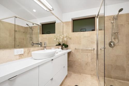 W łazience znajduje się umywalka i prysznic. w obiekcie Witta Circle 24 w mieście Noosa Heads