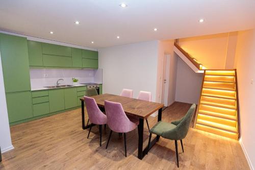 發羅拉的住宿－Hakuna Matata Residence & Apartments，厨房配有木桌和紫色椅子