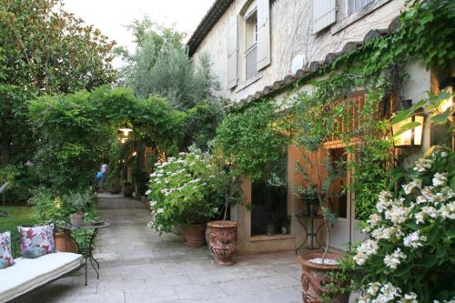 a garden with potted plants next to a building at La Regalido in Fontvieille