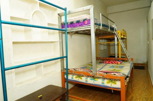 Pokój z 2 łóżkami piętrowymi w pokoju w obiekcie Royal Coorg Guest house w mieście Madikeri