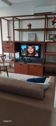 TV a/nebo společenská místnost v ubytování Timurbay seafront residence