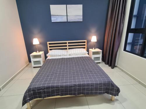 a bedroom with a bed with two lamps on two tables at Alpine Parkland Netflix 5 beds at MRT Batu 11 Cheras in Cheras