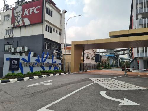 an empty street in a city with a building at Alpine Parkland Netflix 5 beds at MRT Batu 11 Cheras in Cheras