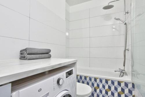 une salle de bain blanche avec toilettes et douche dans l'établissement Appartement Quartier Panthéon Free Netflix, à Paris