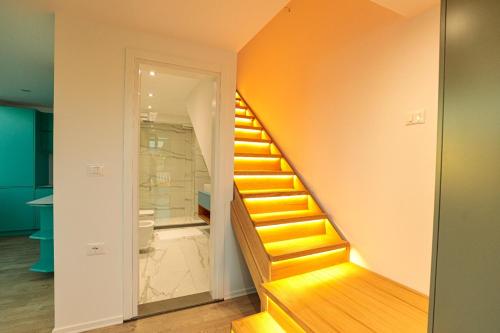 發羅拉的住宿－Hakuna Matata Residence & Apartments，楼梯位于带浴室的房间内