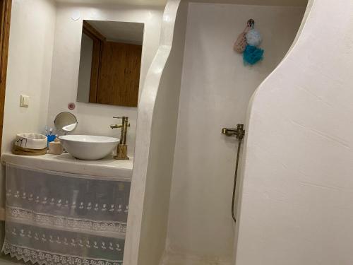 W łazience znajduje się umywalka i lustro. w obiekcie MOLYVOS BOUTIQUE HOUSE w mieście Mythimna