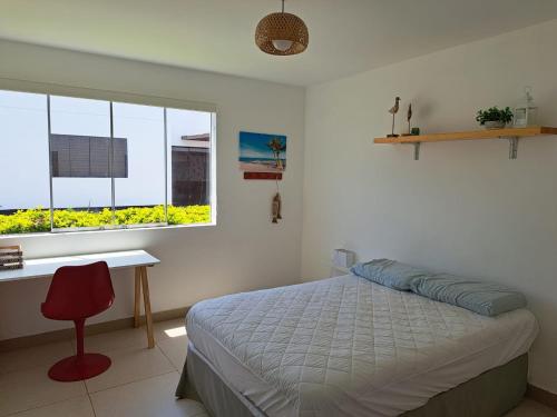 1 dormitorio con cama, escritorio y ventana en Alquilo casa de playa Condominio Playa Azul cerca de Asia, en Cerro Azul