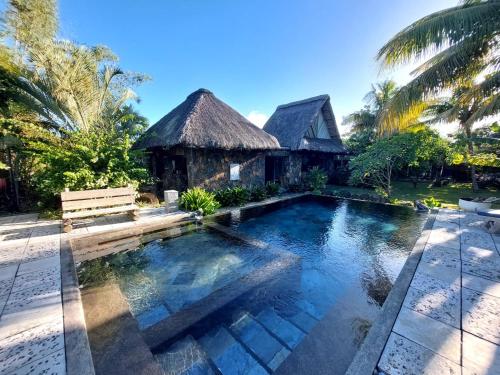 una casa con piscina di fronte a una casa di Brahmanhut - Eco Hut experience in harmony with nature, wellbeing and spirit a Bain Boeuf