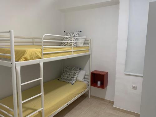 セビリアにあるApartamento cinta 3 habitacionesの二段ベッド2組が備わる客室です。