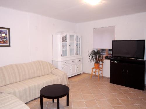 Et tv og/eller underholdning på Apartment Pink Mimosa