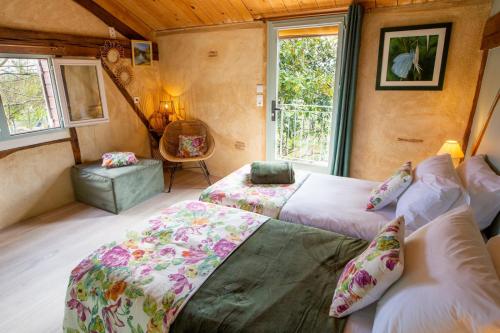 A bed or beds in a room at L'Esprit du 24