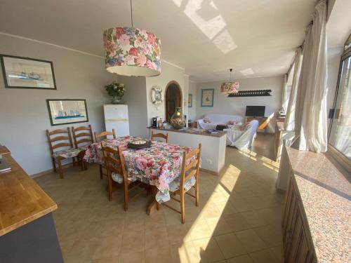 ein Esszimmer mit einem Tisch und ein Wohnzimmer in der Unterkunft Villino Maria in Sarzana