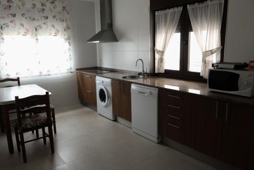 eine Küche mit Waschmaschine und Trockner in der Unterkunft Casa Balbi in Canales