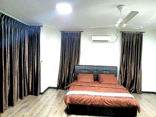 a bedroom with a bed and a ceiling fan at OYO HOME 90769 Flo Inn Homestay Bsi in Tawau