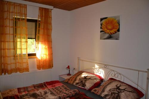ein Schlafzimmer mit einem Bett und einer Blume an der Wand in der Unterkunft Ruhepol in Schruns-Tschagguns