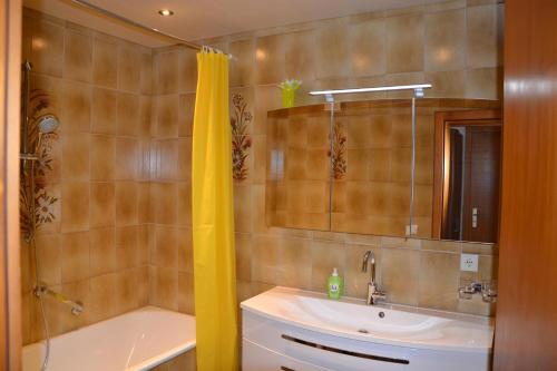 ein Bad mit einer Badewanne, einem Waschbecken und einer Dusche in der Unterkunft Ruhepol in Schruns-Tschagguns