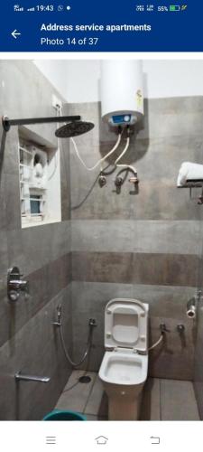- Baño con aseo en una cabina en ADDRESS service apartment, en Bangalore