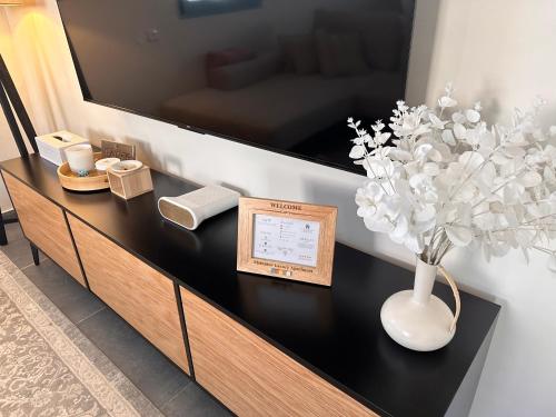 Televisyen dan/atau pusat hiburan di Midrahov Luxury Apartment