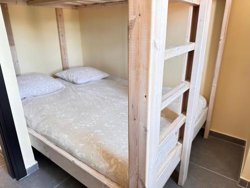 Katil atau katil-katil dalam bilik di Midrahov Luxury Apartment