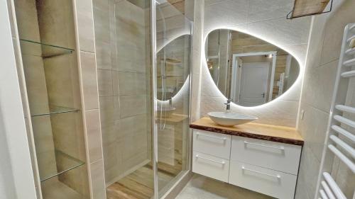 une salle de bain avec un lavabo et un miroir dans l'établissement Casa del Mar, à Sainte-Maxime