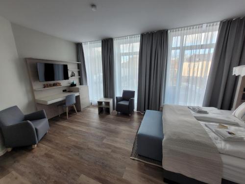 Habitación de hotel con cama y escritorio en Faldernpoort en Emden