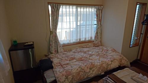 1 dormitorio con 1 cama frente a una ventana en Toride - House / Vacation STAY 4015 en Toride