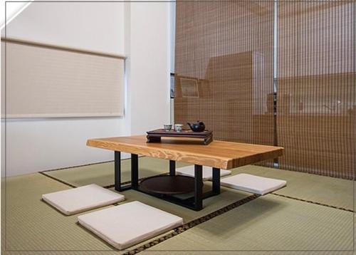 une table en bois dans une chambre avec quatre matelas blancs dans l'établissement Shan Hao Homestay, à Yilan