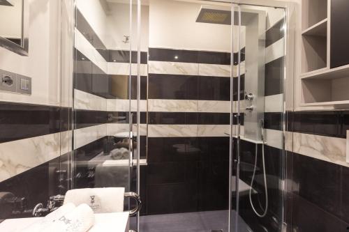 a bathroom with a shower with black and white stripes at L'Atelier du Temps - Domotico in Aosta