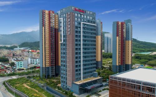 een luchtzicht op een stad met hoge gebouwen bij Hampton by Hilton Shenzhen Yuanshan in Shenzhen